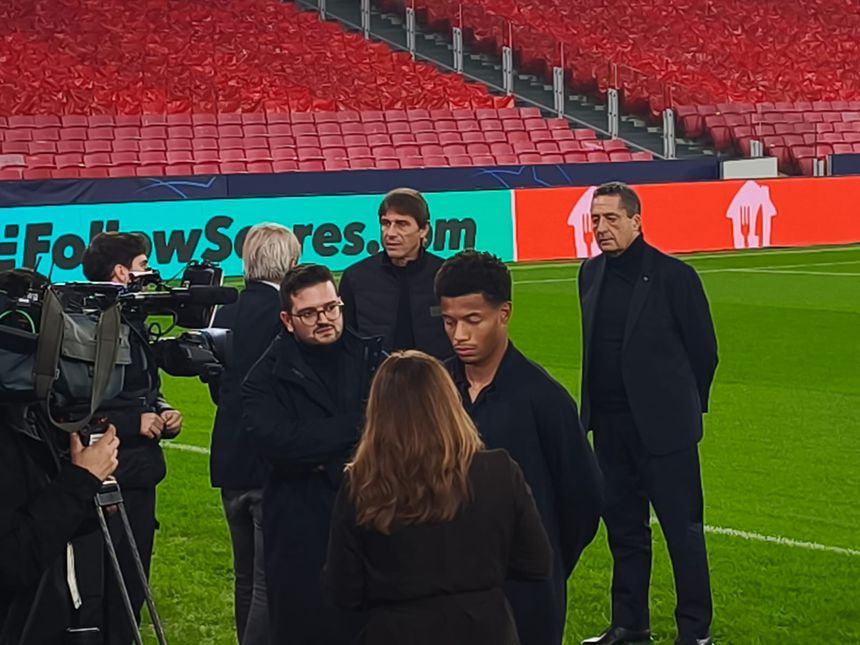 David Neres, na Luz, antes da conferência de Imprensa — Foto: A BOLA