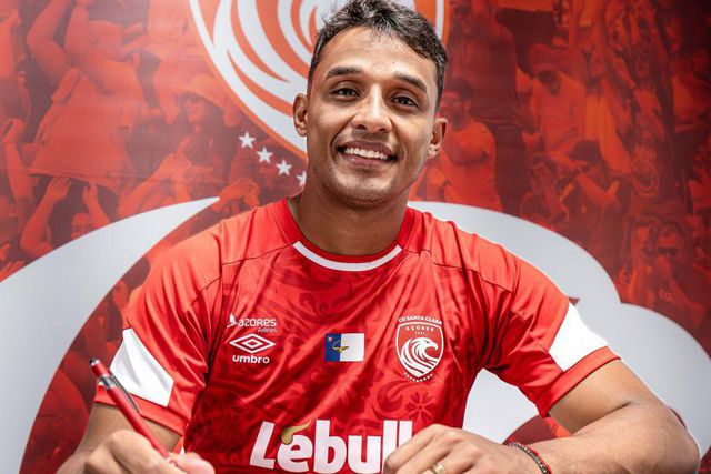 Welinton Torrão assinou até junho de 2028. -Foto: SANTA CLARA