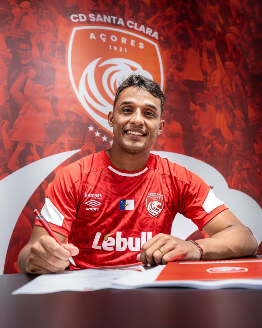 Welinton Torrão assinou até junho de 2028. -Foto: SANTA CLARA