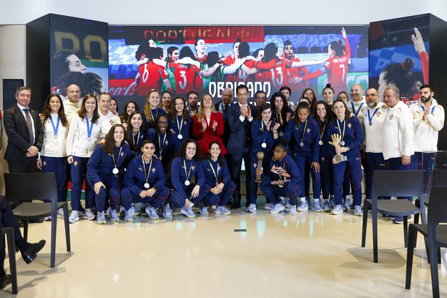 A Seleção Nacional feminina de futsal foi recebida na Cidade do Futebol pelo presidente da FPF, Pedro Proença, acompanhado pela ministra da Cultura, Desporto e Juventude. Foto: FPF