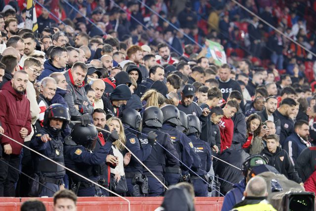 UEFA e FIFA punem mau comportamento dos adeptos nos estádios — Foto: IMAGO