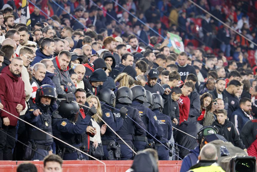 UEFA e FIFA punem mau comportamento dos adeptos nos estádios — Foto: IMAGO