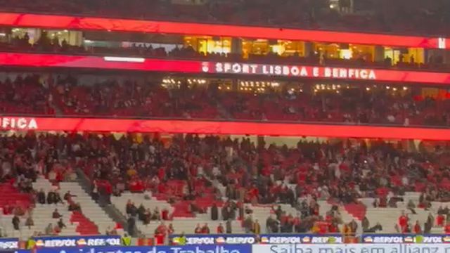 O voo da águia Vitória antes do jogo na Luz