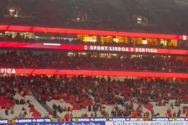 O voo da águia Vitória antes do jogo na Luz