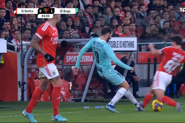 VÍDEO: Benfica pediu expulsão de Abel Ruiz por pisão sobre João Neves
