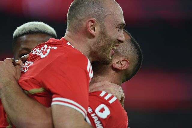 VÍDEO: calcanhar de Arthur Cabral e Aursnes volta a colocar o Benfica na frente