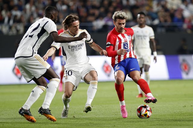 Real na final da Supertaça após dérbi de loucos (5-3)