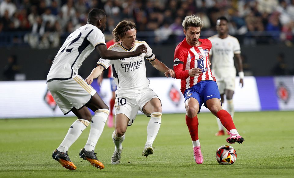 Real na final da Supertaça após dérbi de loucos (5-3)