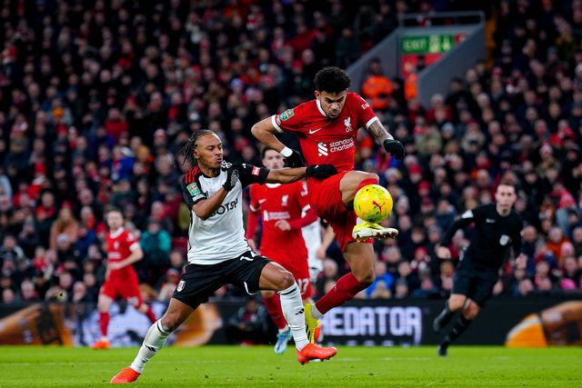 Darwin bisa nas assistências, Liverpool ganha vantagem nas meias-finais da Taça da Liga