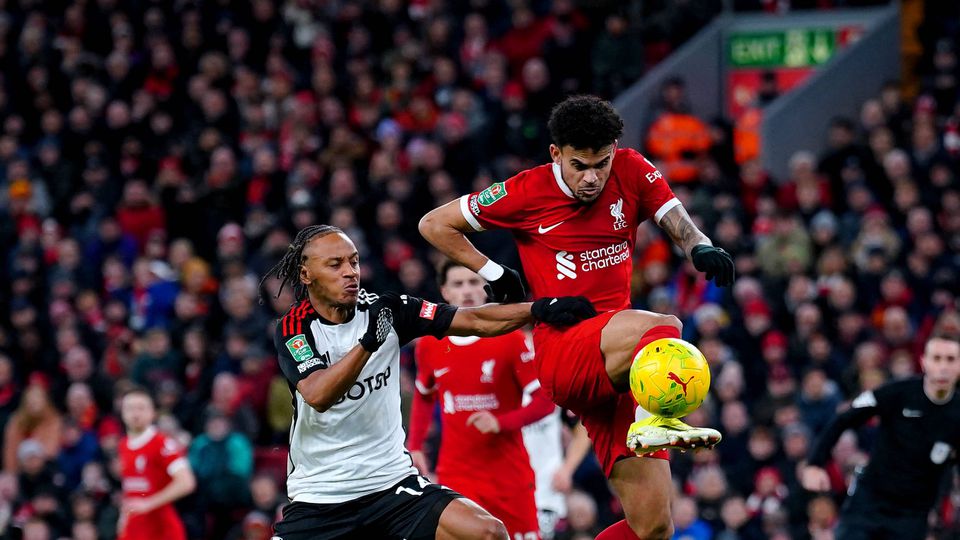 Darwin bisa nas assistências, Liverpool ganha vantagem nas meias-finais da Taça da Liga
