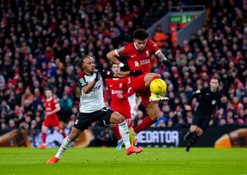 Darwin bisa nas assistências, Liverpool ganha vantagem nas meias-finais da Taça da Liga