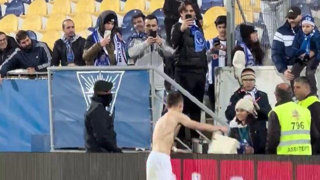 Francisco Conceição oferece camisola a adepta que viajou 500km