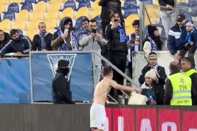 Francisco Conceição oferece camisola a adepta que viajou 500km