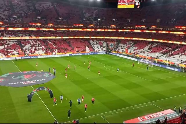 Entrada da equipa do Benfica para o aquecimento ao som de Metallica