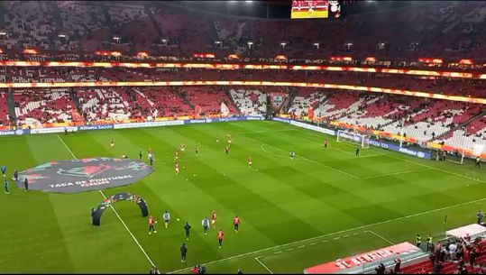 Entrada da equipa do Benfica para o aquecimento ao som de Metallica