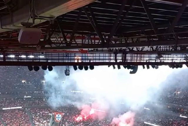 Homenagem a Eusébio ao minuto 71 na Luz