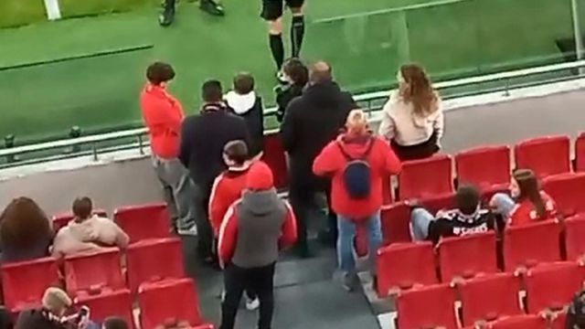 Árbitro Nuno Almeida oferece cartões a jovem adepto antes do Benfica-SC Braga
