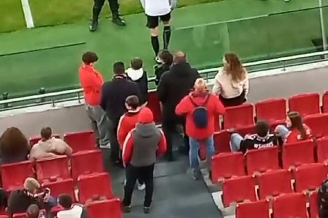 Árbitro Nuno Almeida oferece cartões a jovem adepto antes do Benfica-SC Braga
