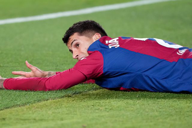 Xavi analisa disponibilidade de Cancelo