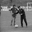 Imagem de José Maria Pedroto durante um treino a dar instruções a Tavares (que surge à esquerda na imagem) e a Lito