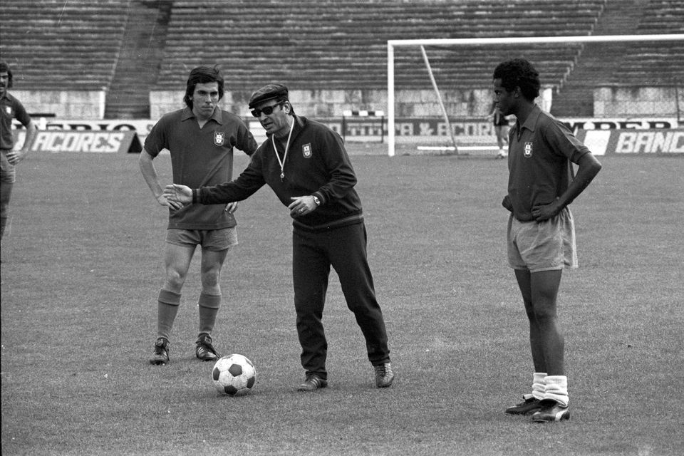 Imagem de José Maria Pedroto durante um treino a dar instruções a Tavares (que surge à esquerda na imagem) e a Lito