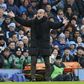 Pep Guardiola, treinador do Manchester City, de braços abertos virado para o relvado