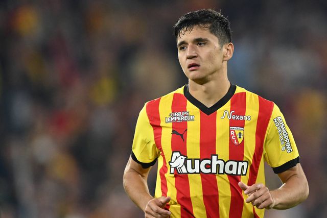 Abdukodir Khusanov, defesa do Lens durante um jogo da Ligue 1