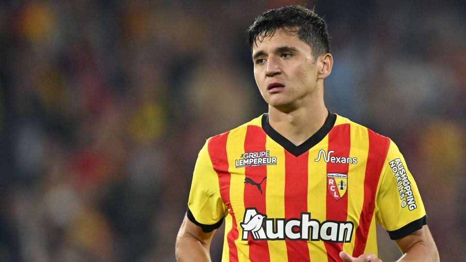 Abdukodir Khusanov, defesa do Lens durante um jogo da Ligue 1