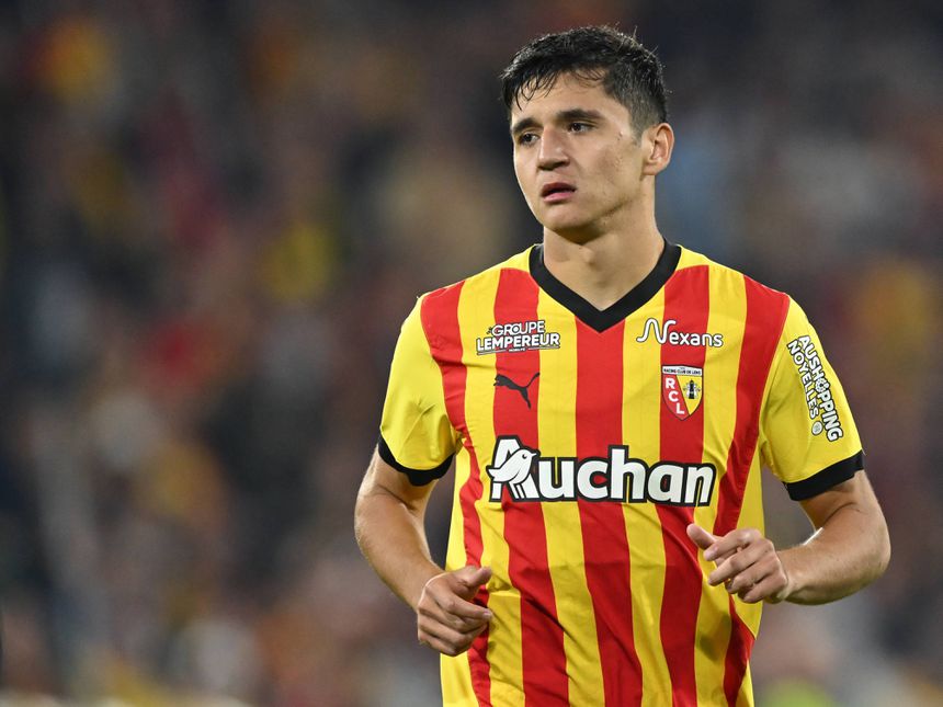 Abdukodir Khusanov, defesa do Lens durante um jogo da Ligue 1