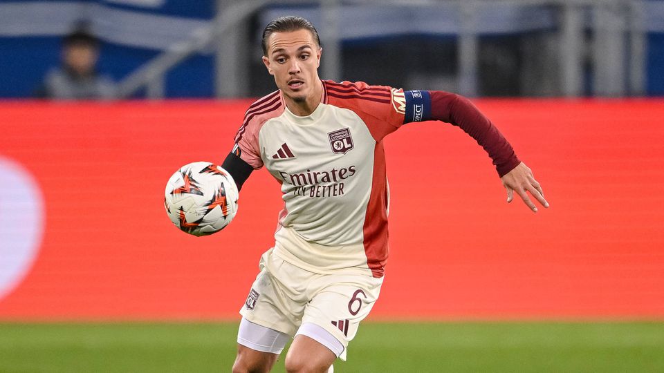 Maxence Caqueret, capitão do Lyon, luta pela bola num jogo da Liga Europa frente ao Hoffenheim