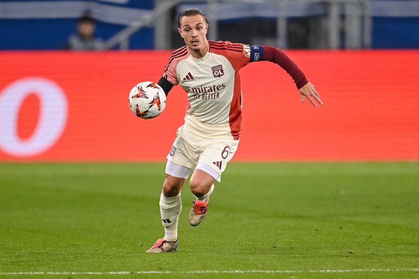 Maxence Caqueret, capitão do Lyon, luta pela bola num jogo da Liga Europa frente ao Hoffenheim