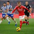 Jan-Niklas Beste conduz a bola no clássico entre Benfica e FC Porto