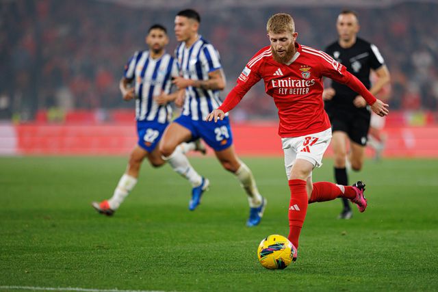 Jan-Niklas Beste conduz a bola no clássico entre Benfica e FC Porto