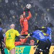 Anthony Lopes, guarda-redes do Nantes, sai da baliza para agarrar a bola