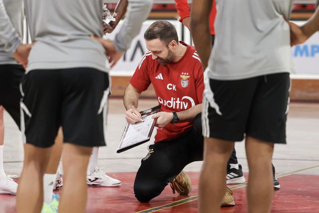 Cassiano Klein treina as águias desde o início da temporada (Foto: Benfica)
