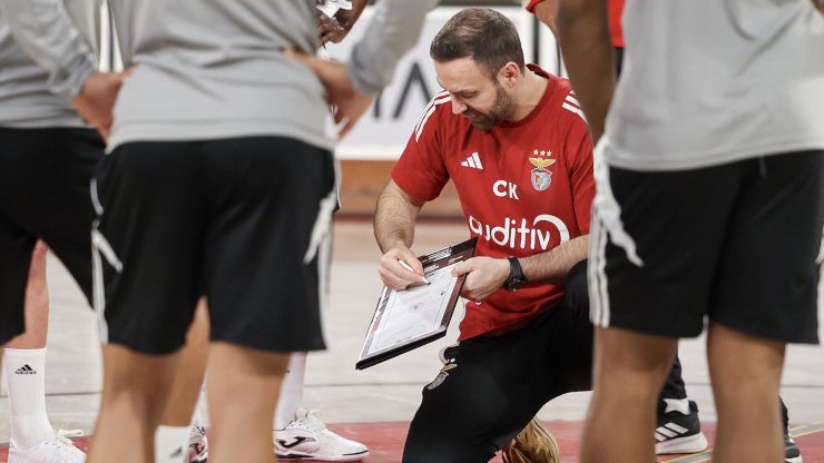 Cassiano Klein treina as águias desde o início da temporada (Foto: Benfica)