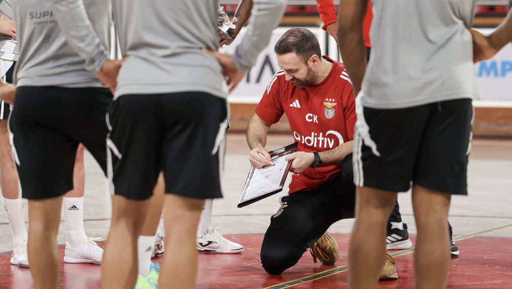 Cassiano Klein treina as águias desde o início da temporada (Foto: Benfica)
