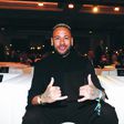 Neymar faz pose com as mãos