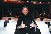 Neymar faz pose com as mãos