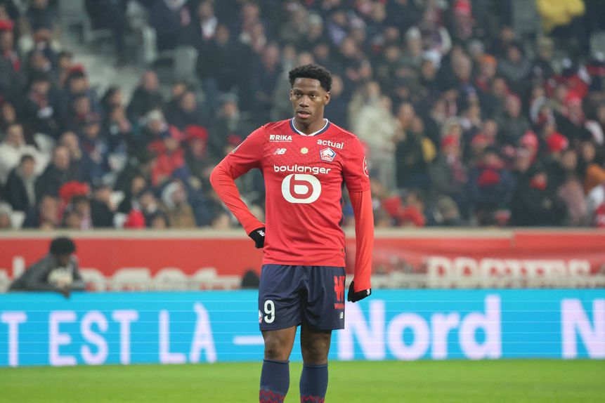 Jonathan David em campo com a camisola do Lille