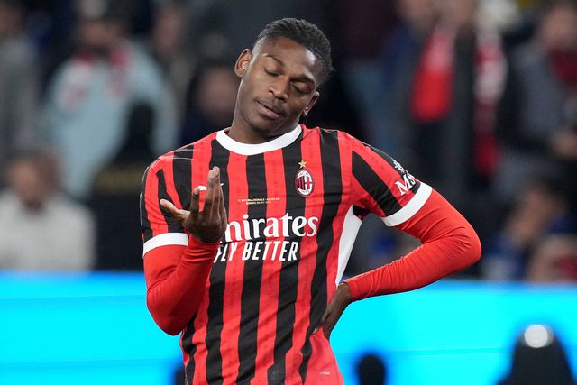 Rafael Leão irritado durante um jogo do Milan