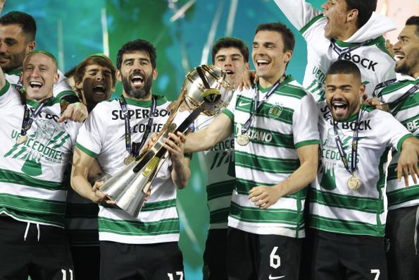 Jogadores do Sporting celebram conquista da Taça da Liga 2021/22 (Rui Raimundo/A BOLA)