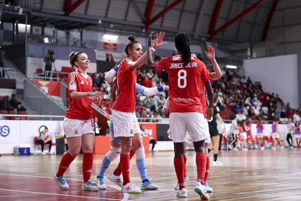 Jogadoras do Benfica celebram um dos sete golos marcados ao Sporting.