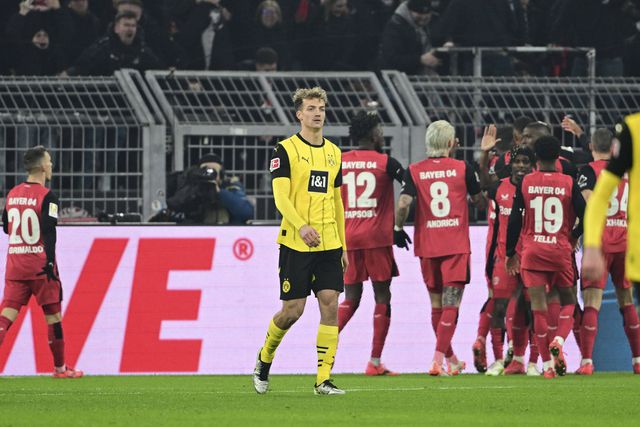 Yannik Luhrs vê jogadores do Bayer Leverkusen celebrarem um golo
