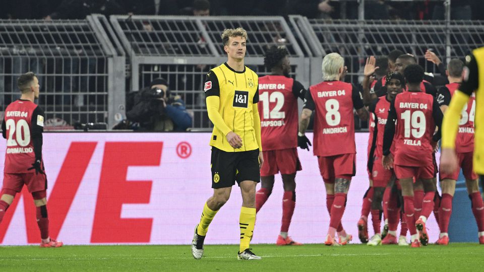 Yannik Luhrs vê jogadores do Bayer Leverkusen celebrarem um golo