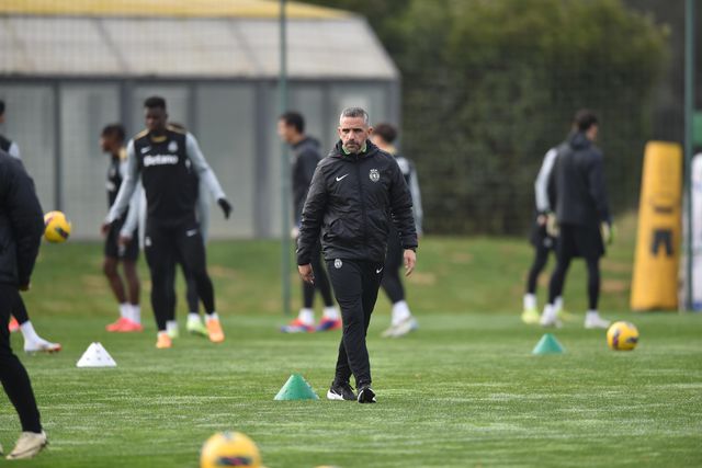 Rui Borges durante um treino num dos relvados da Academia de Alcochete