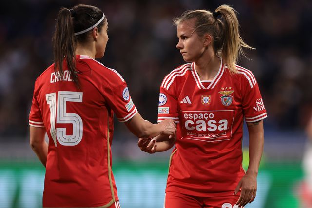 Carole Costa (à esquerda) desviou um livre cobrado por Anna Gasper (à direita),  salvando o Benfica da primeira derrota na Liga feminina de futebol. Foto: IMAGO