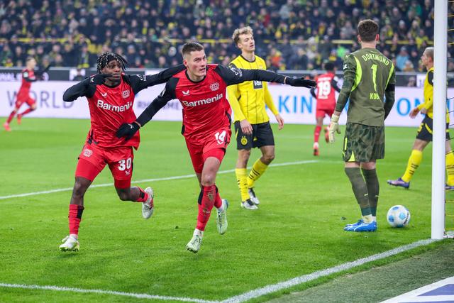 Patrick Schick celebra golo marcado pelo Bayer Leverkusen ao Borussia Dortmund