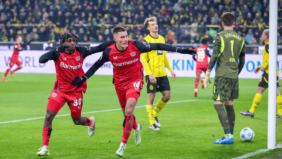 Patrick Schick celebra golo marcado pelo Bayer Leverkusen ao Borussia Dortmund