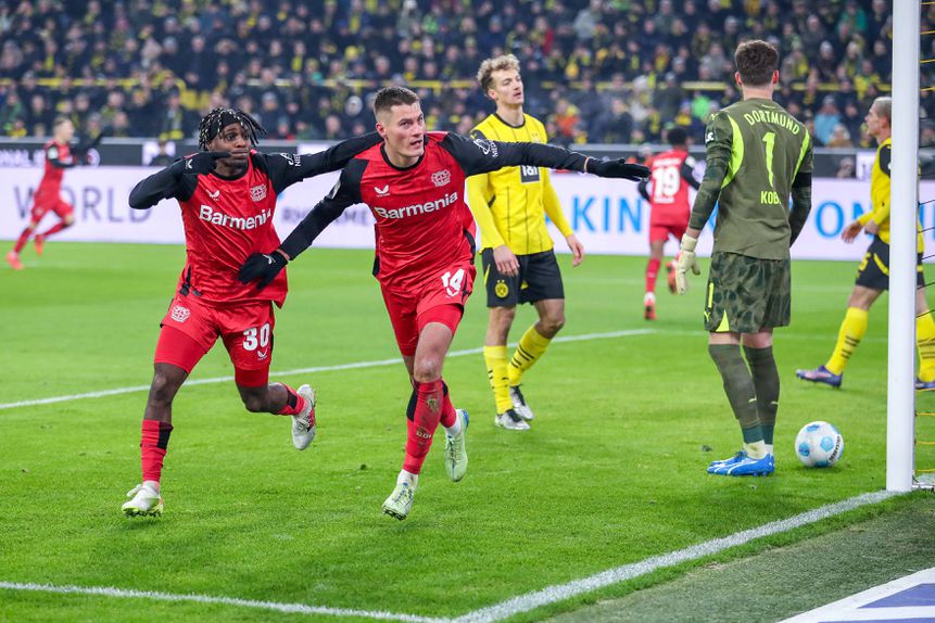 Patrick Schick celebra golo marcado pelo Bayer Leverkusen ao Borussia Dortmund